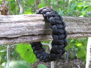 how to make a paracord bracelet diy