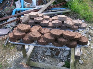 how to compress paper pulp and sawdust into fuel bricks
