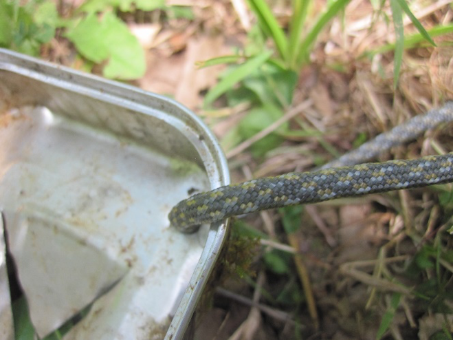 run paracord through hole in corner of foothold trap